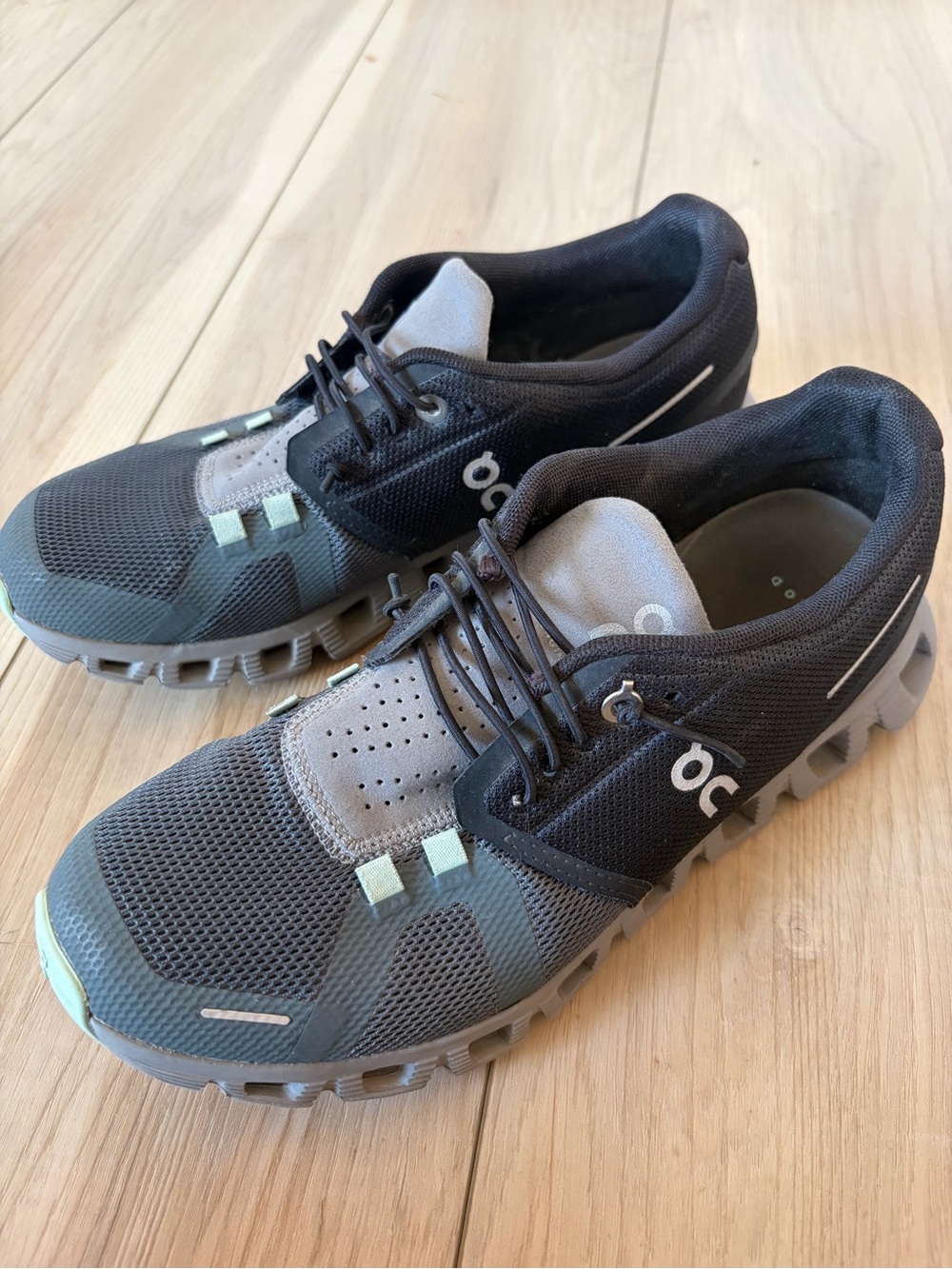 On Running Cloud 5 Women’s Size 7.5 Black Lead Sneakers